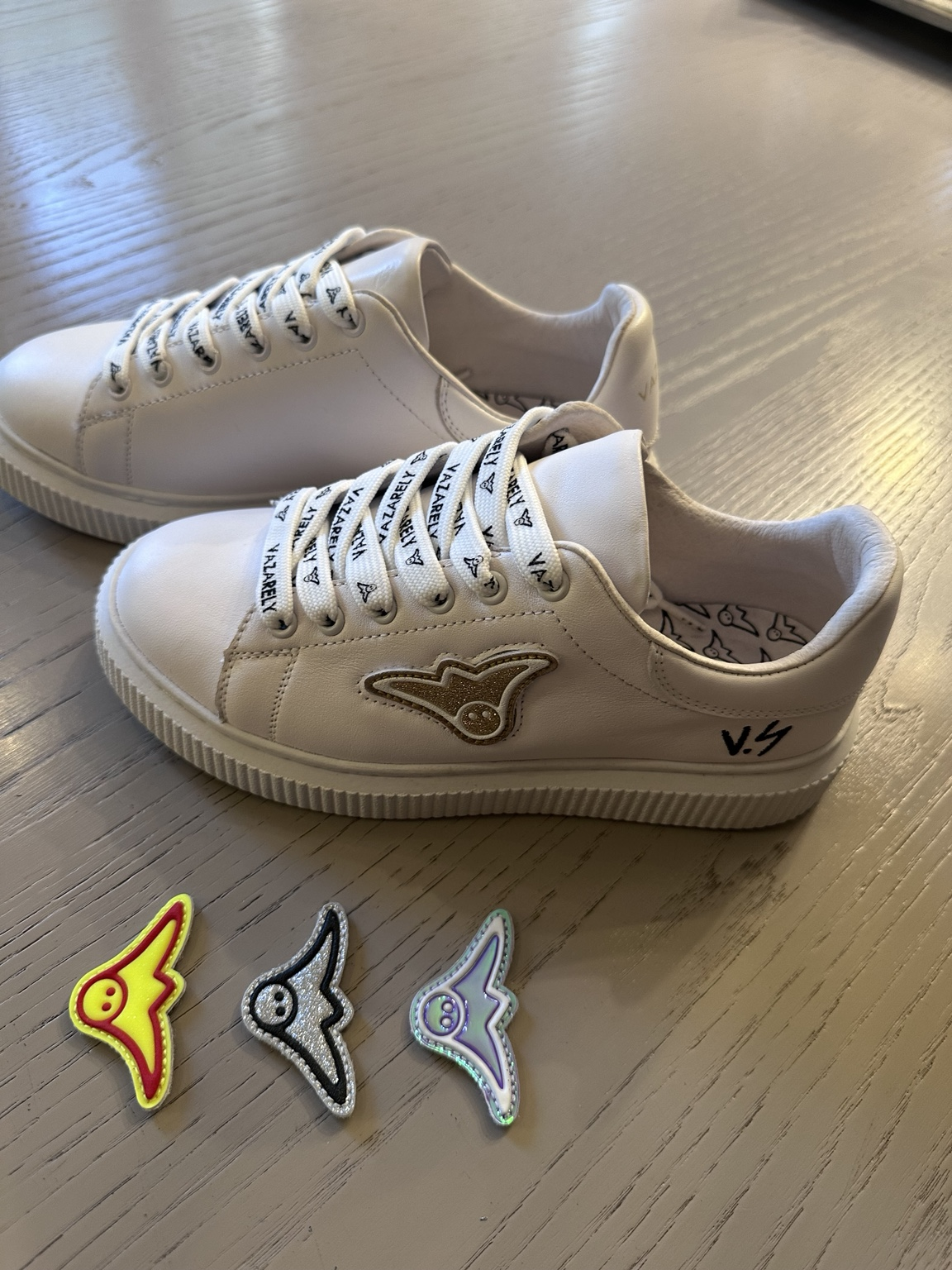 Low-Top Crown Sneakers von Vazarely